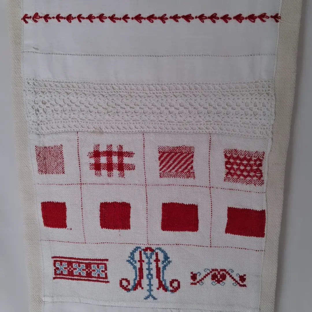 Travaux d'exercices de couture et de broderies écolière