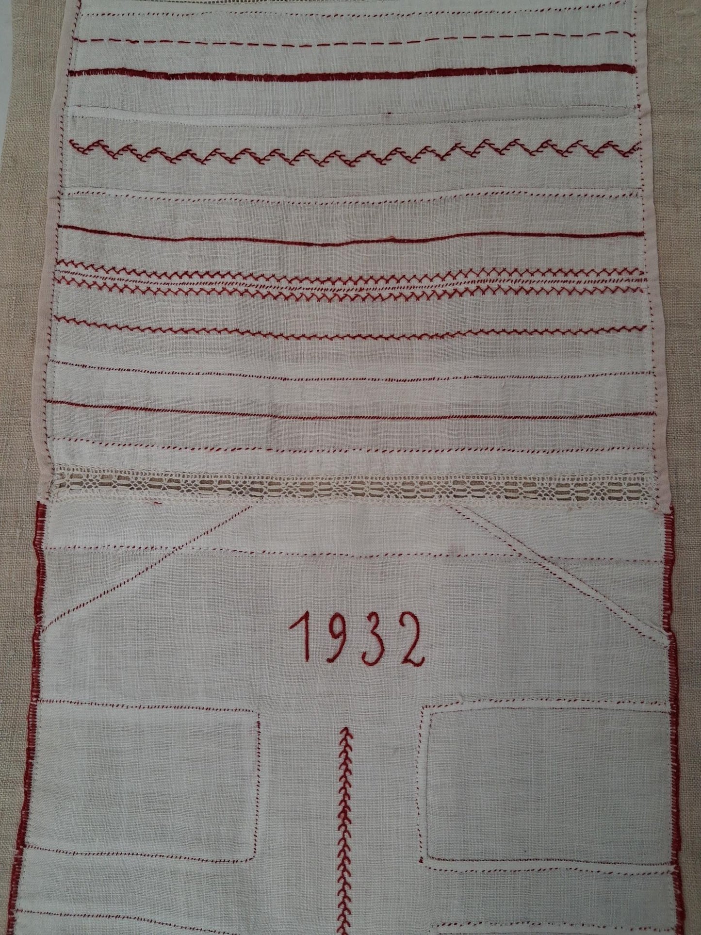 Travaux d'exercices de couture et de broderies écolière