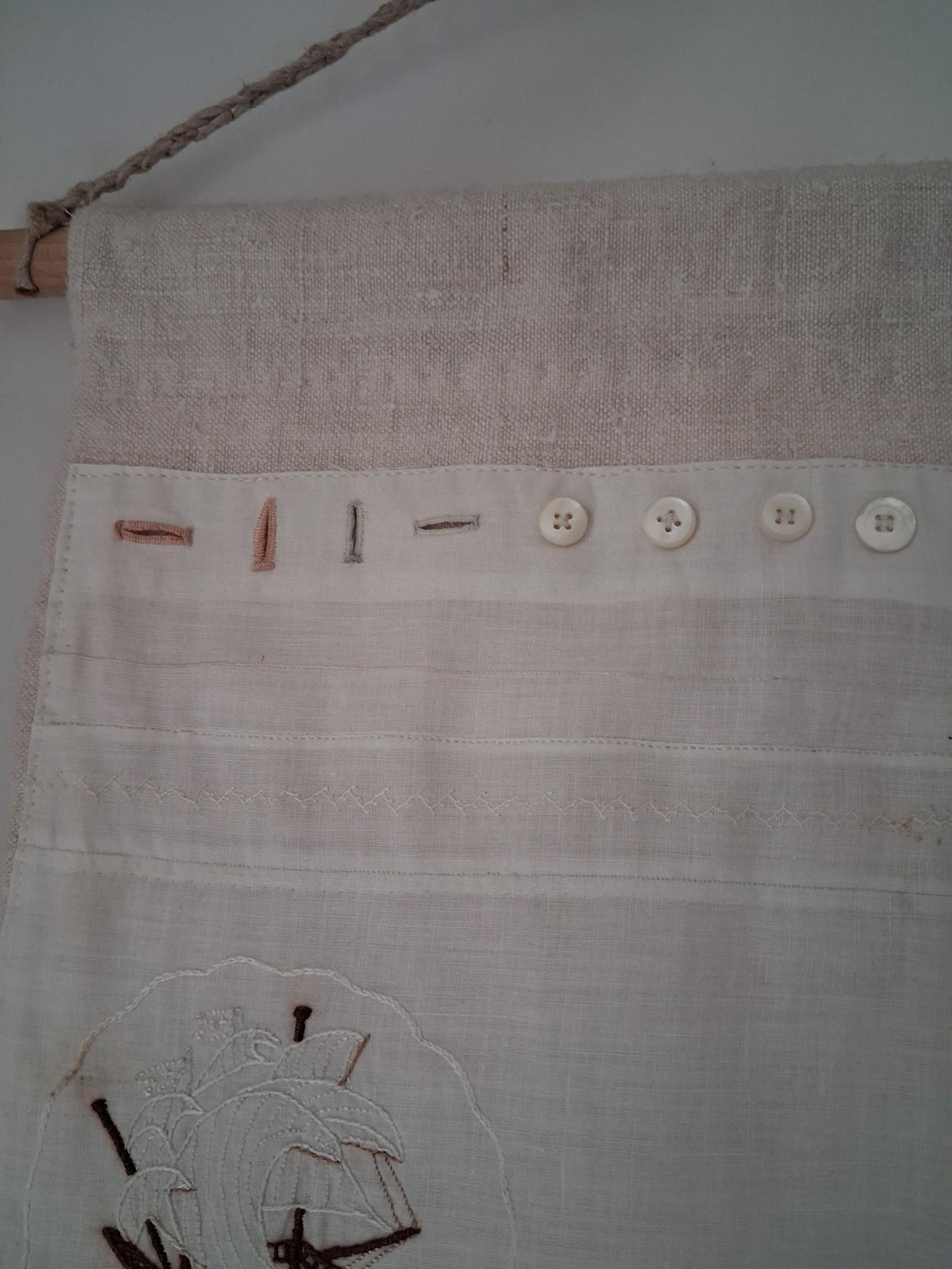 Travaux d'exercices de couture et de broderies écolière