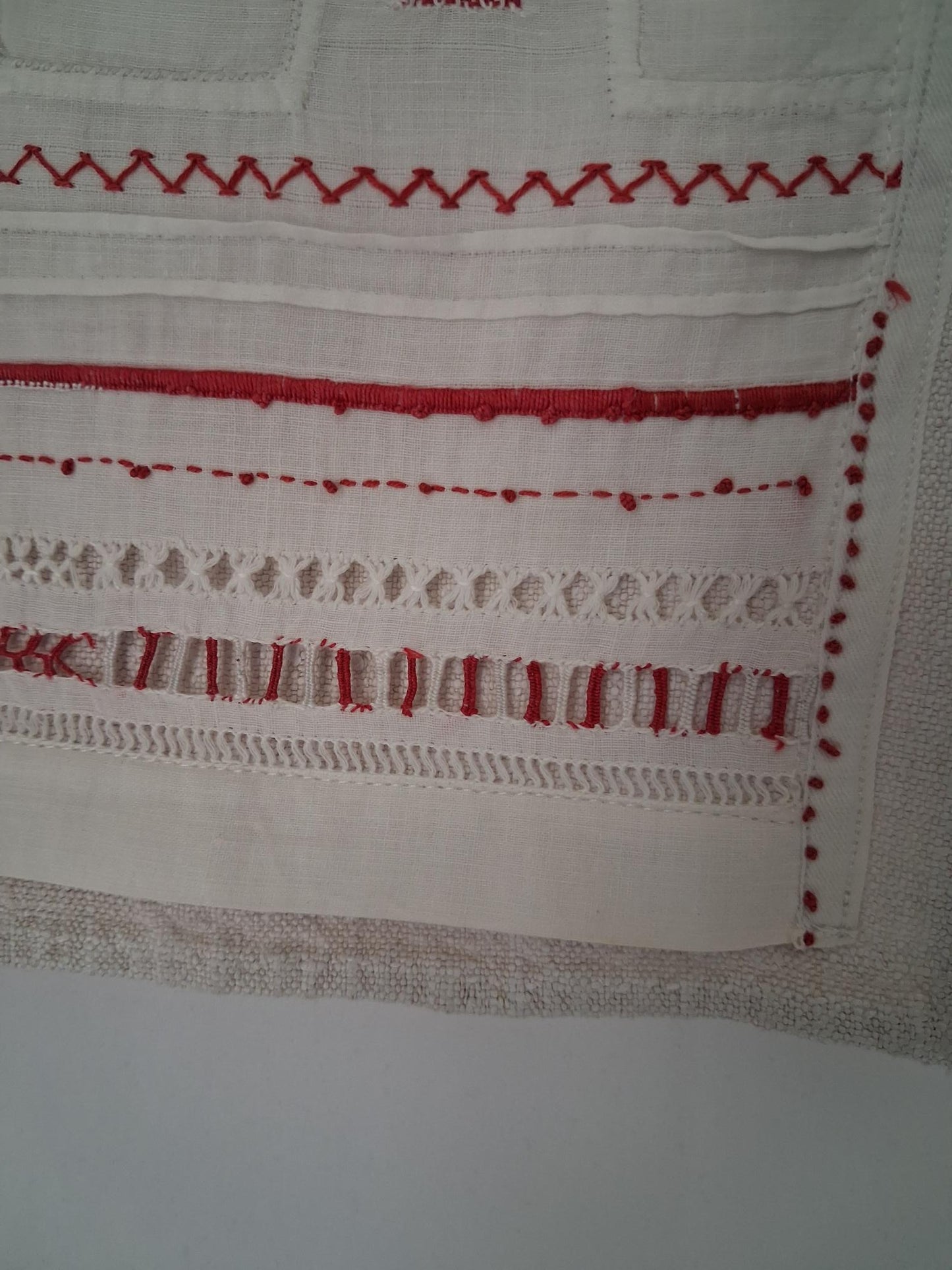Travaux d'exercices de couture et de broderies écolière
