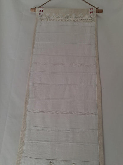 Travaux d'exercices de couture et de broderies écolière