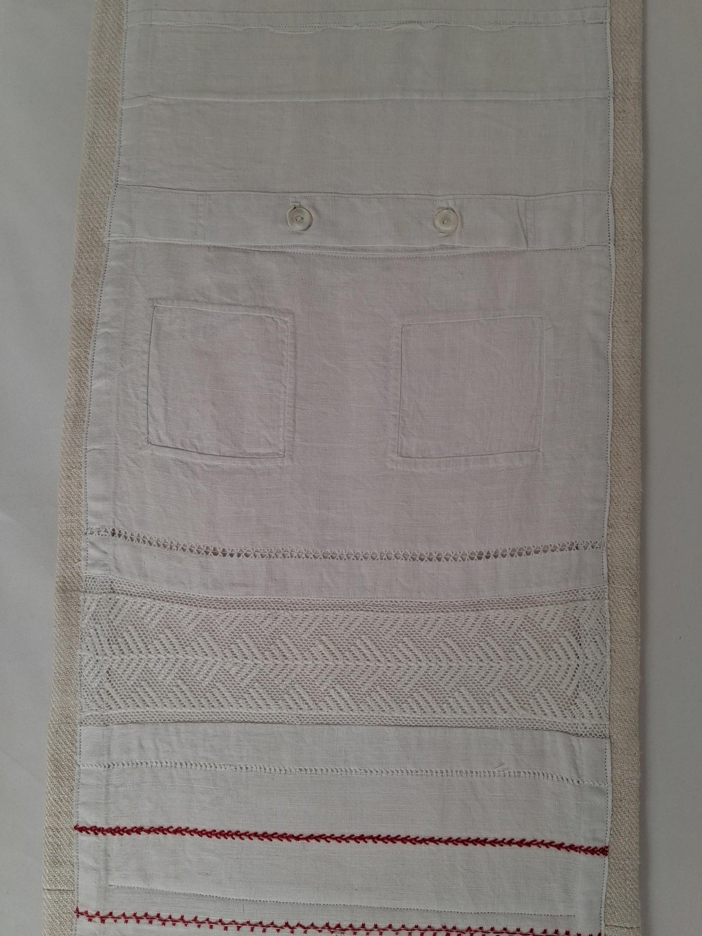 Travaux d'exercices de couture et de broderies écolière