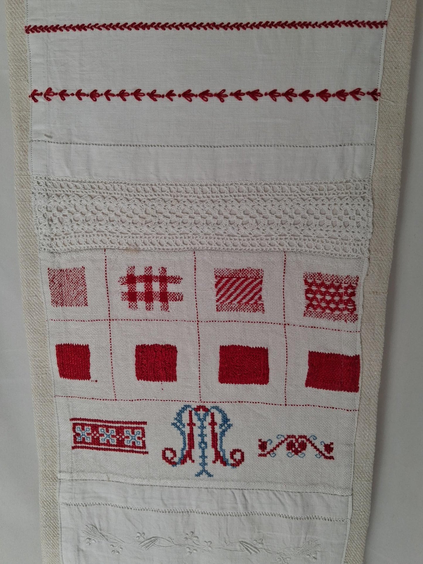Travaux d'exercices de couture et de broderies écolière