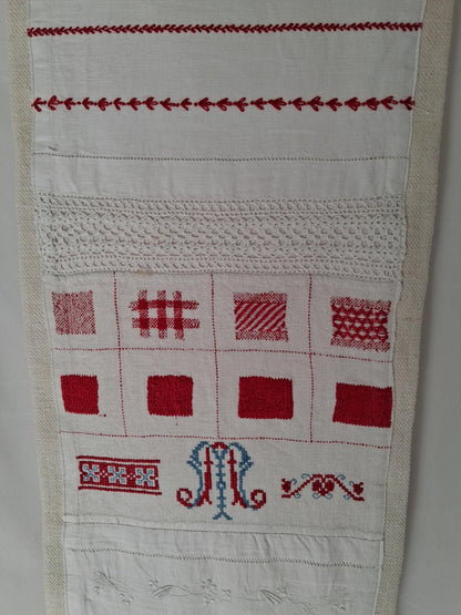 Travaux d'exercices de couture et de broderies écolière