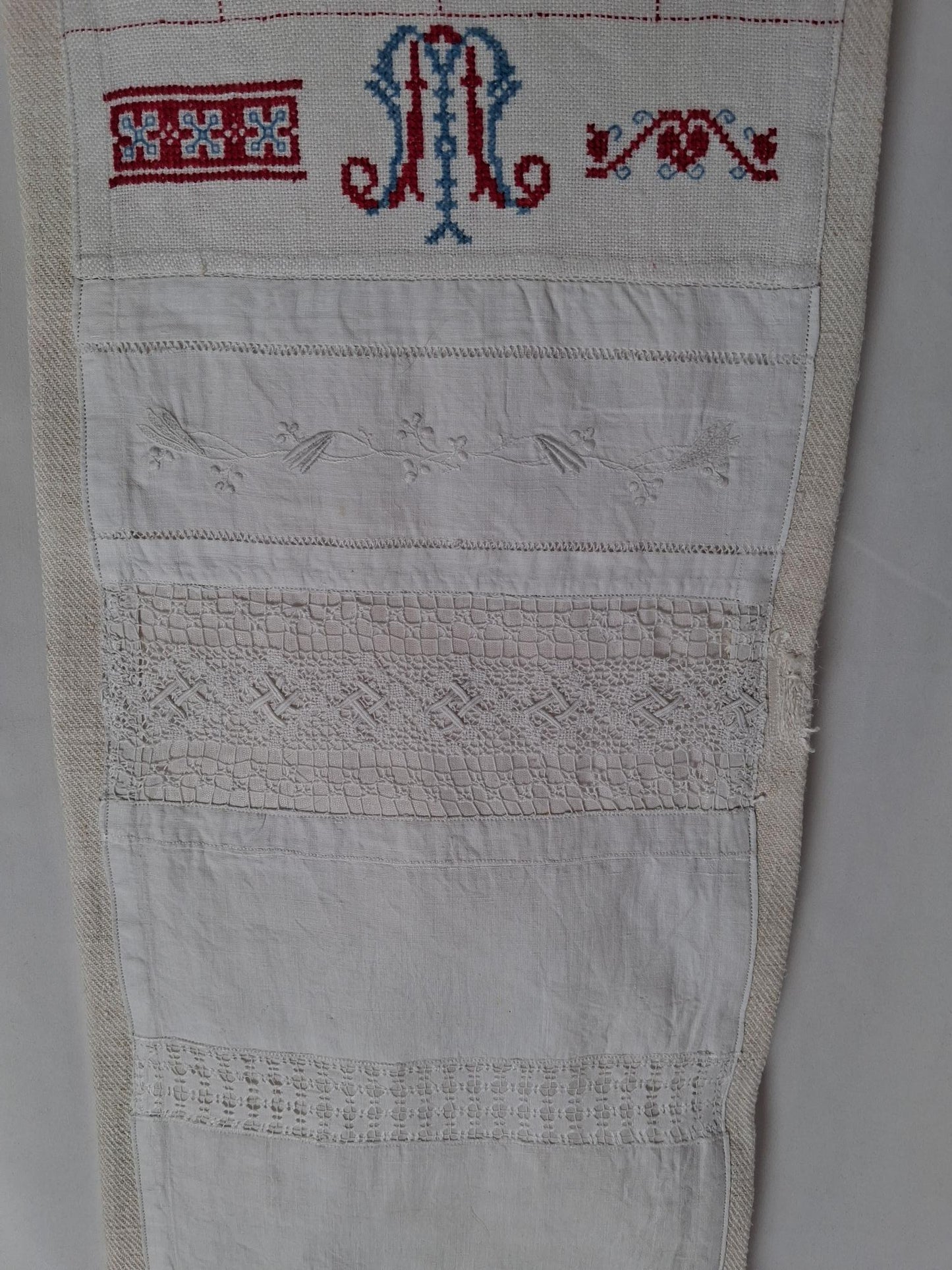 Travaux d'exercices de couture et de broderies écolière
