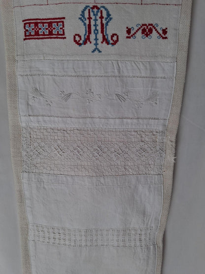 Travaux d'exercices de couture et de broderies écolière