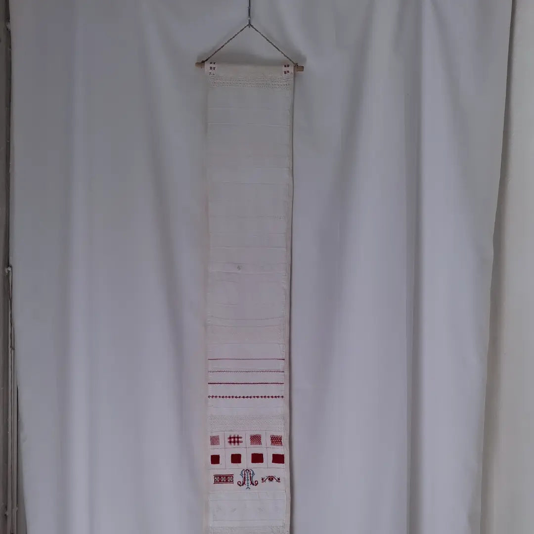Travaux d'exercices de couture et de broderies écolière