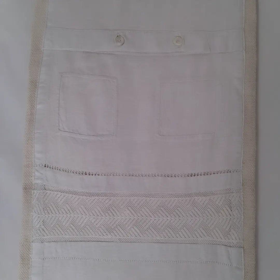 Travaux d'exercices de couture et de broderies écolière