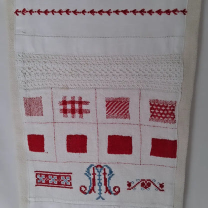 Travaux d'exercices de couture et de broderies écolière