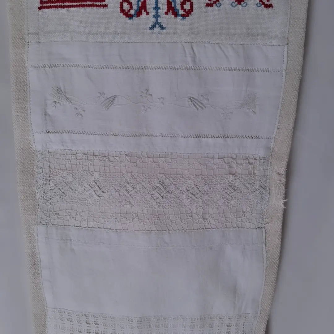 Travaux d'exercices de couture et de broderies écolière