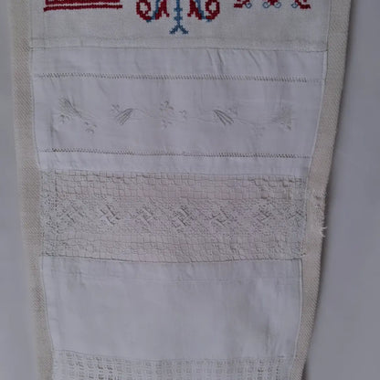 Travaux d'exercices de couture et de broderies écolière
