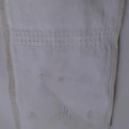 Travaux d'exercices de couture et de broderies écolière