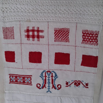 Travaux d'exercices de couture et de broderies écolière