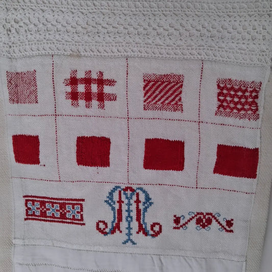 Travaux d'exercices de couture et de broderies écolière