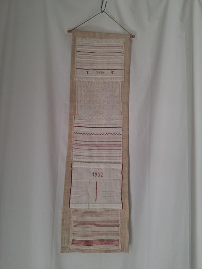 Travaux d'exercices de couture et de broderies écolière
