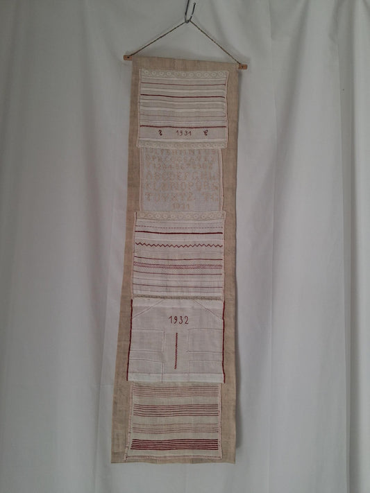 Travaux d'exercices de couture et de broderies écolière