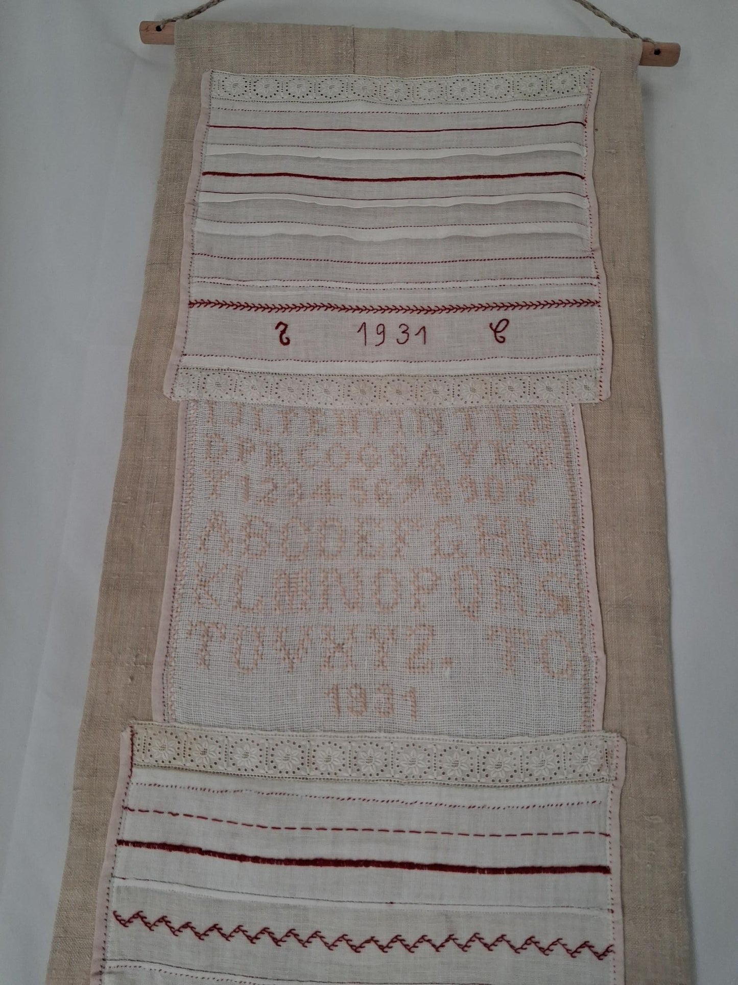 Travaux d'exercices de couture et de broderies écolière