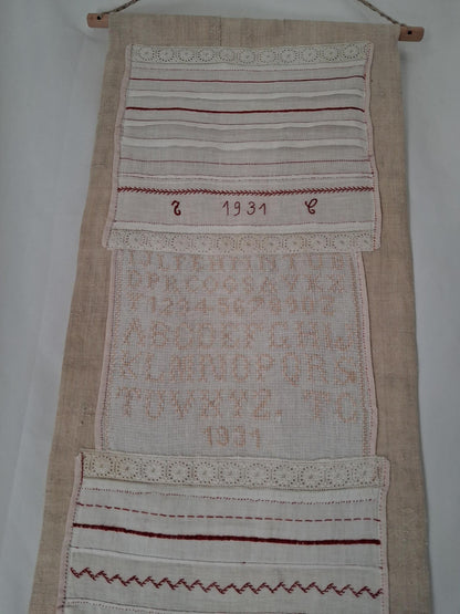 Travaux d'exercices de couture et de broderies écolière