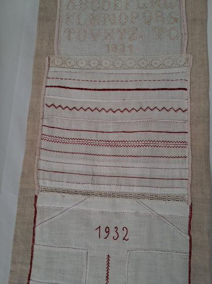Travaux d'exercices de couture et de broderies écolière