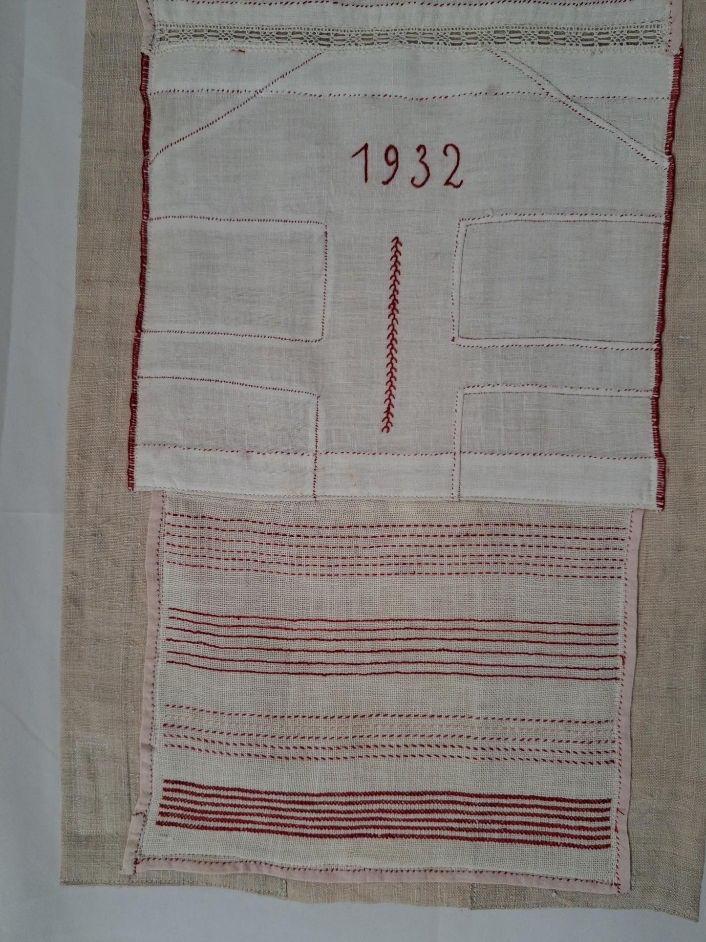 Travaux d'exercices de couture et de broderies écolière