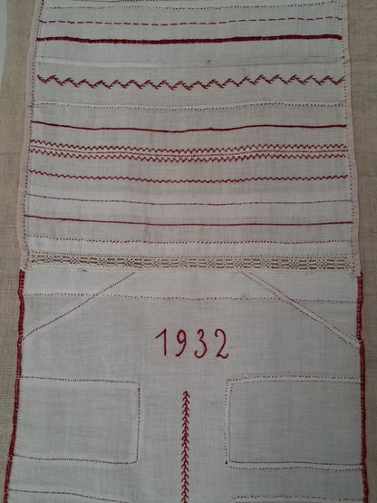 Travaux d'exercices de couture et de broderies écolière