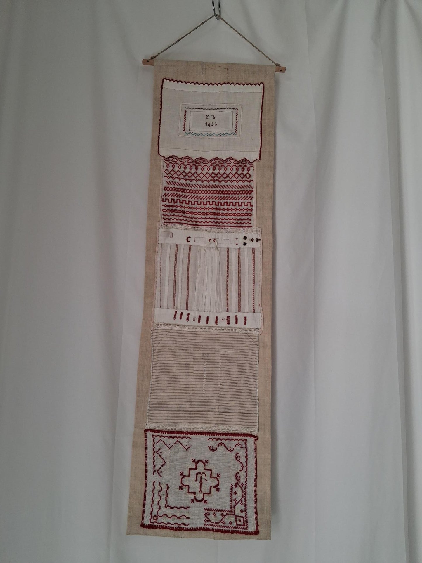 Travaux d'exercices de couture et de broderies écolière