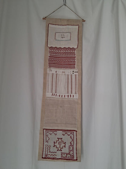 Travaux d'exercices de couture et de broderies écolière