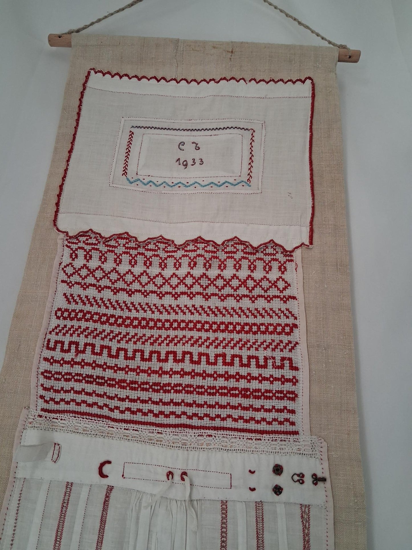 Travaux d'exercices de couture et de broderies écolière