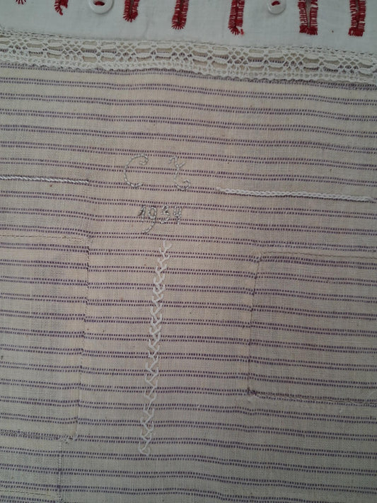 Travaux d'exercices de couture et de broderies écolière