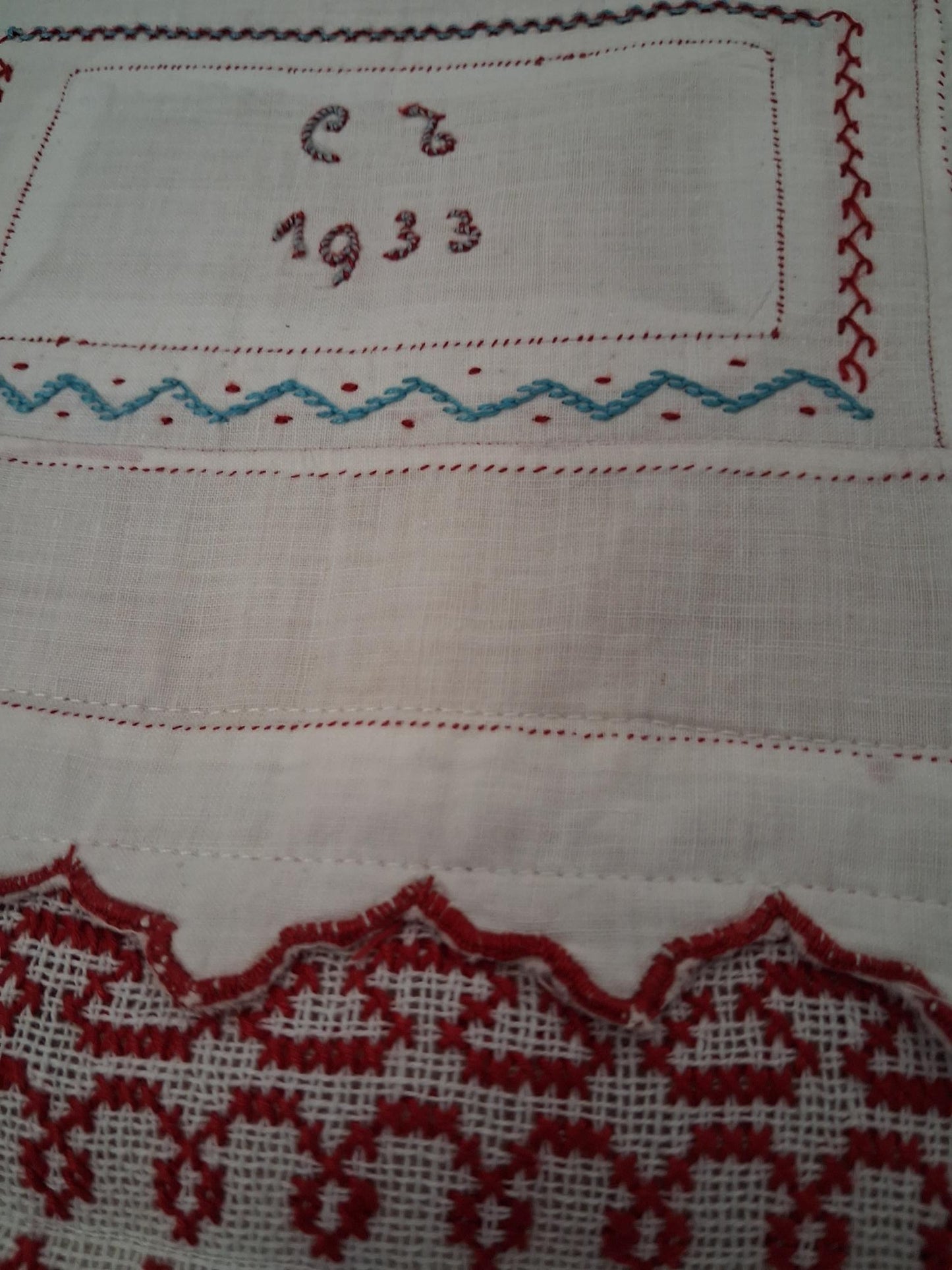 Travaux d'exercices de couture et de broderies écolière