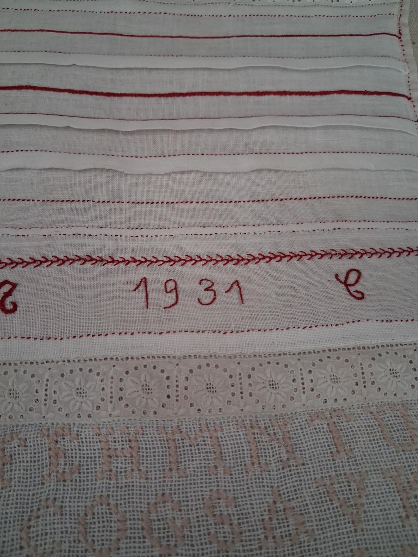 Travaux d'exercices de couture et de broderies écolière