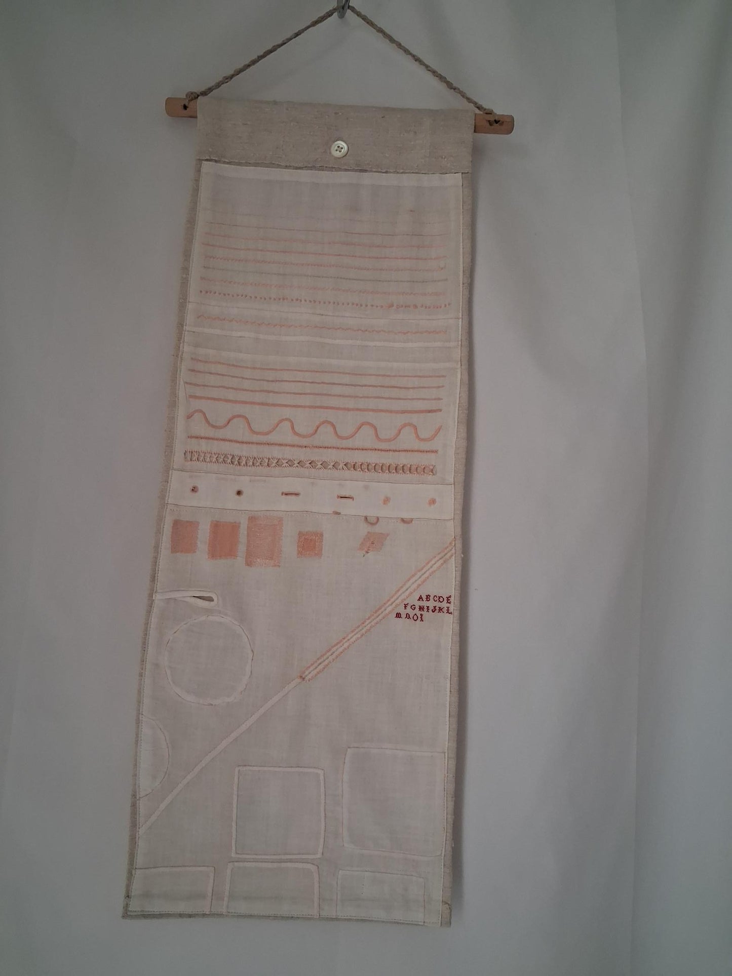 Travaux d'exercices de couture et de broderies écolière