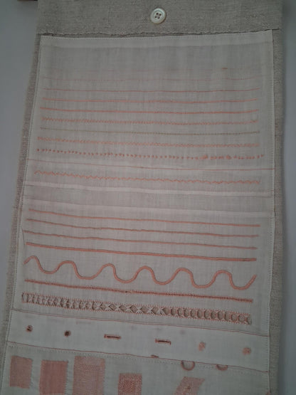 Travaux d'exercices de couture et de broderies écolière