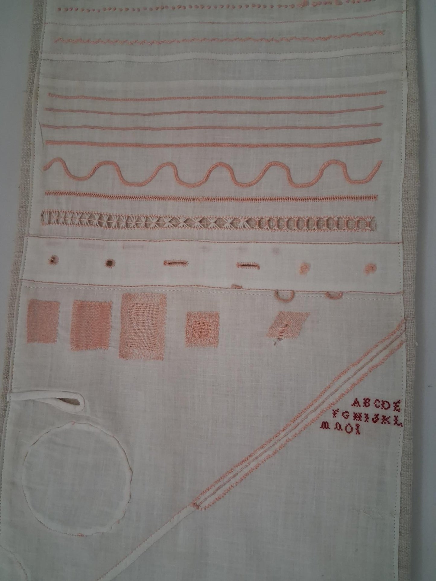 Travaux d'exercices de couture et de broderies écolière