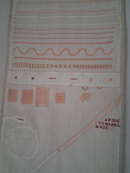 Travaux d'exercices de couture et de broderies écolière