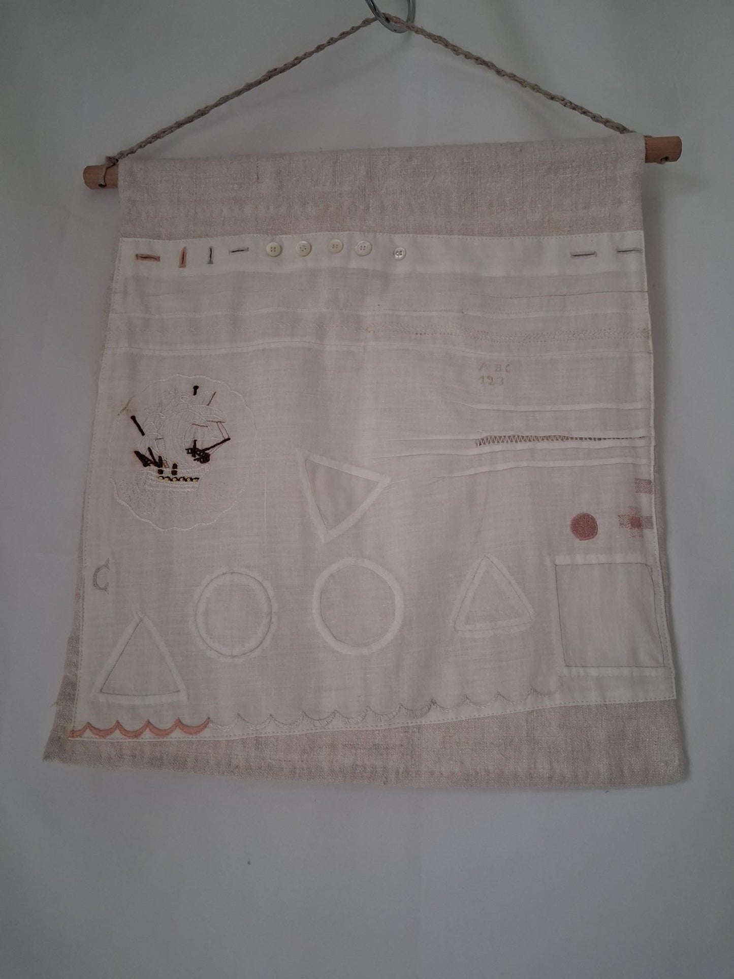 Travaux d'exercices de couture et de broderies écolière