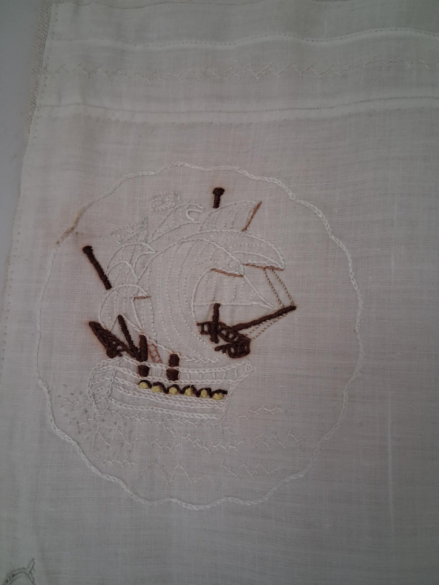 Travaux d'exercices de couture et de broderies écolière