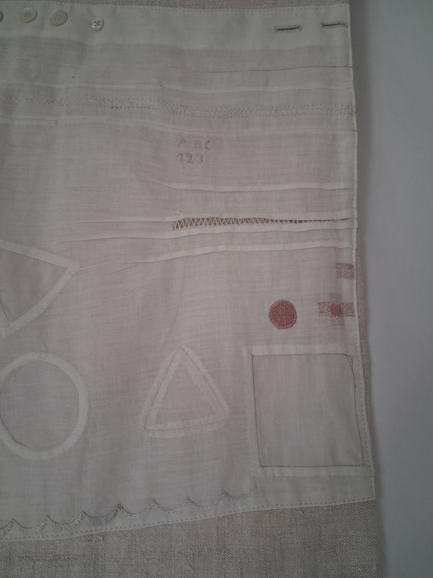 Travaux d'exercices de couture et de broderies écolière