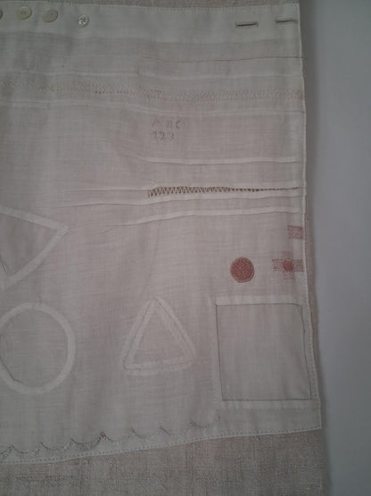 Travaux d'exercices de couture et de broderies écolière