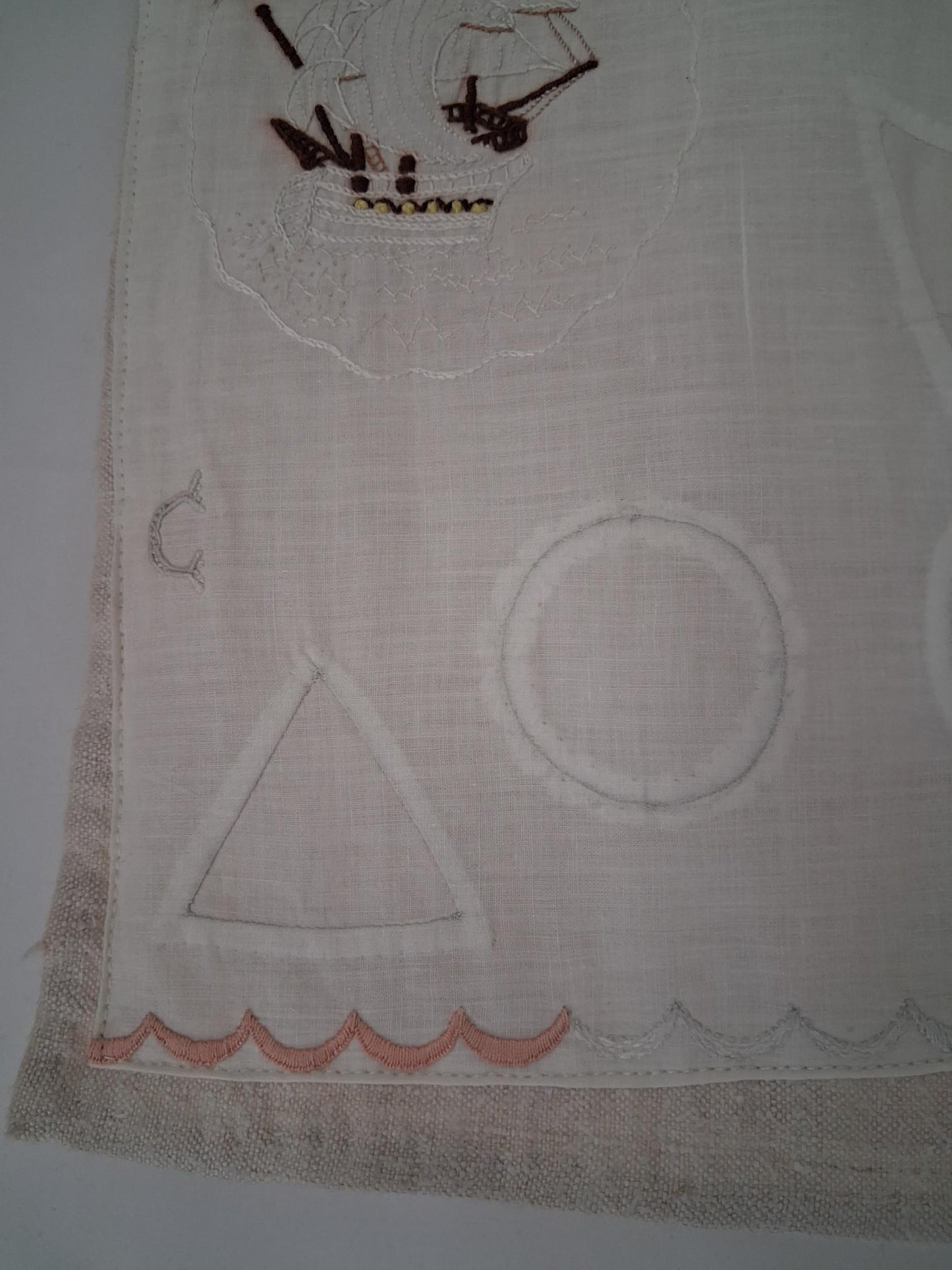Travaux d'exercices de couture et de broderies écolière