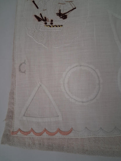 Travaux d'exercices de couture et de broderies écolière