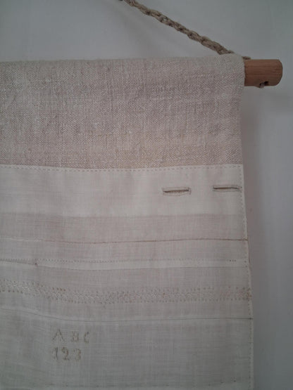 Travaux d'exercices de couture et de broderies écolière