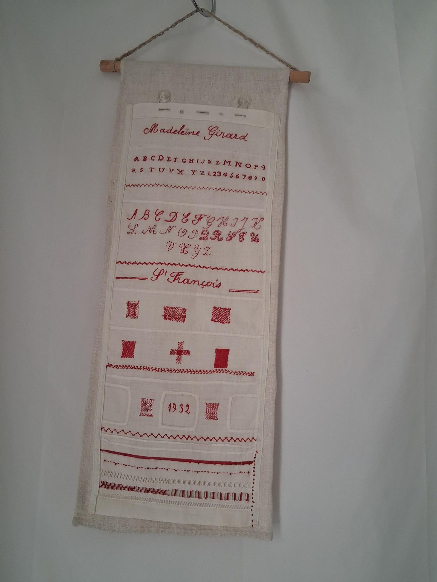 Travaux d'exercices de couture et de broderies écolière