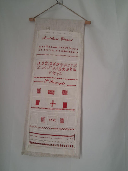 Travaux d'exercices de couture et de broderies écolière