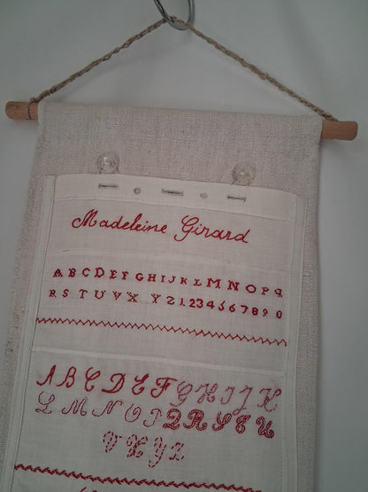 Travaux d'exercices de couture et de broderies écolière