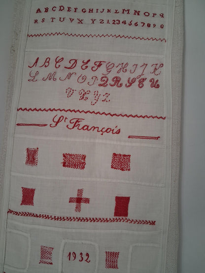 Travaux d'exercices de couture et de broderies écolière