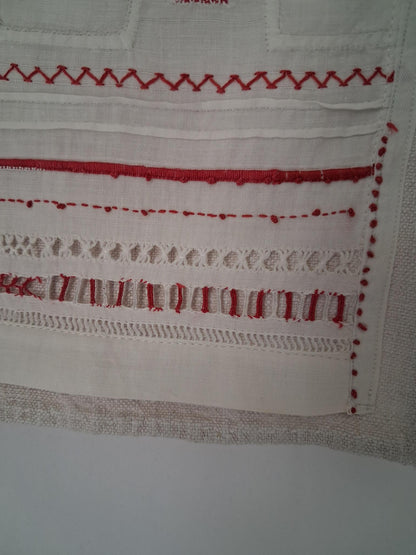 Travaux d'exercices de couture et de broderies écolière